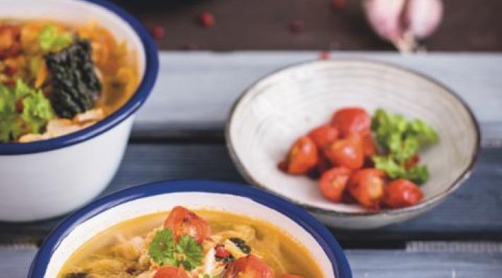 Selbstgemachte Gemüsesuppe für den Vorrat 